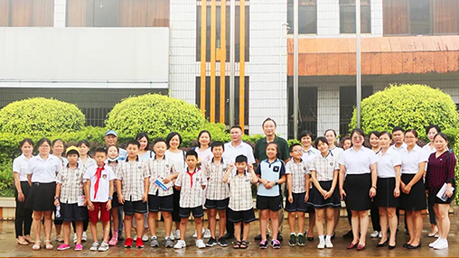 《南國早報(bào)》小記者團(tuán)走進(jìn)百裕集團(tuán)生產(chǎn)中心，探訪“學(xué)生裝”奧秘